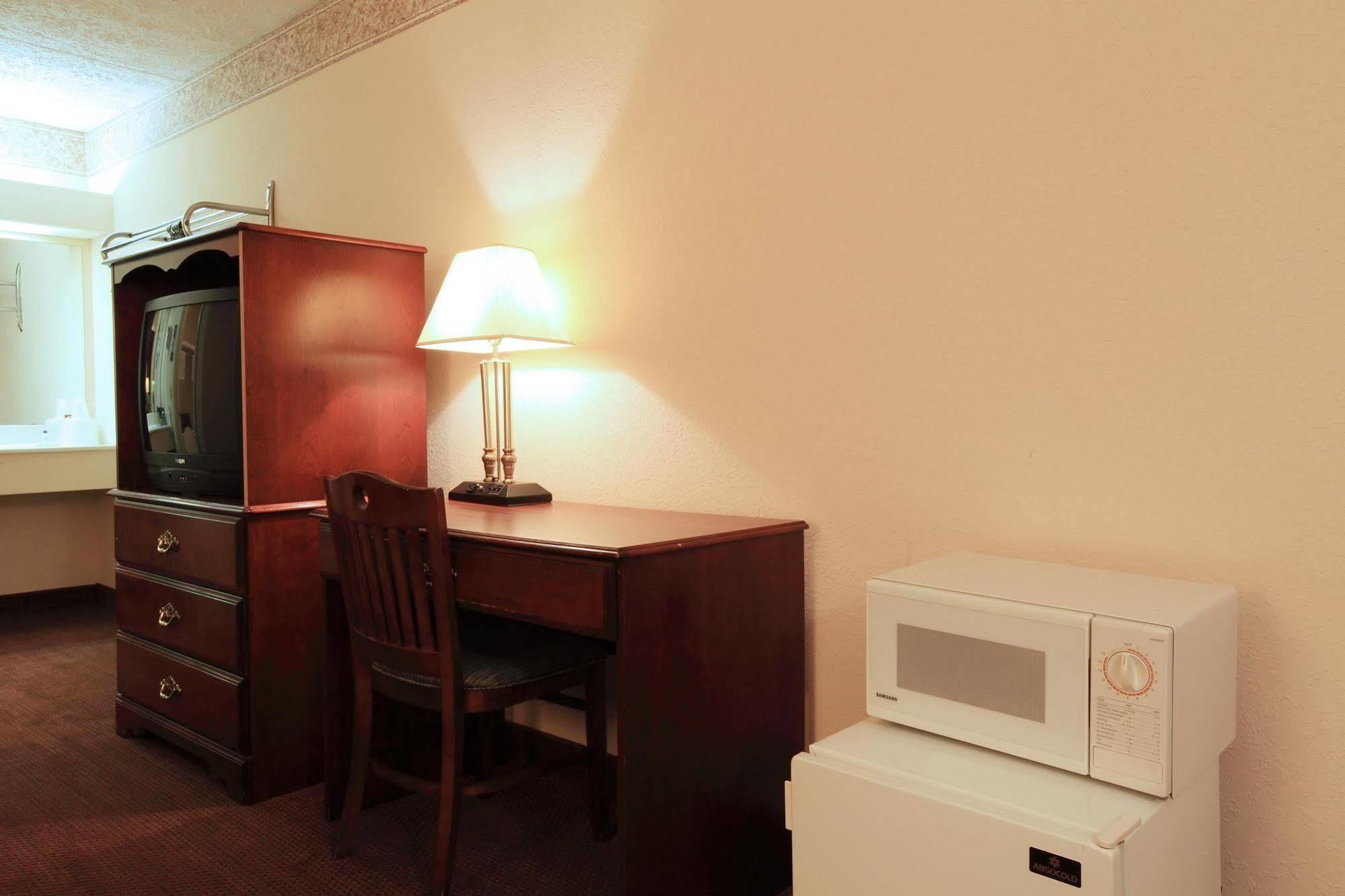 Americas Best Value Inn North Capital Raleigh Room photo